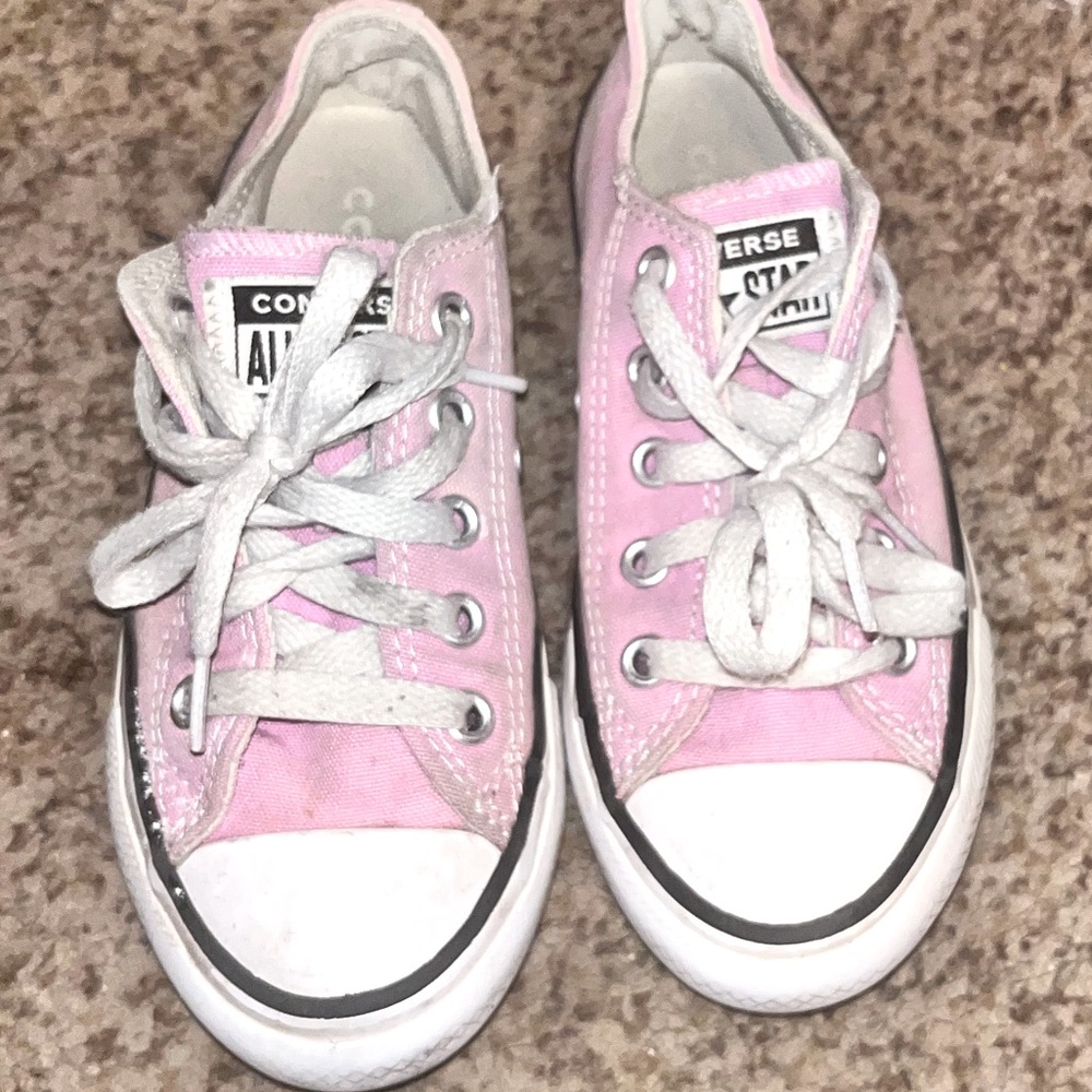 EUC. Light Pink Little Girl’s Converse.size 11